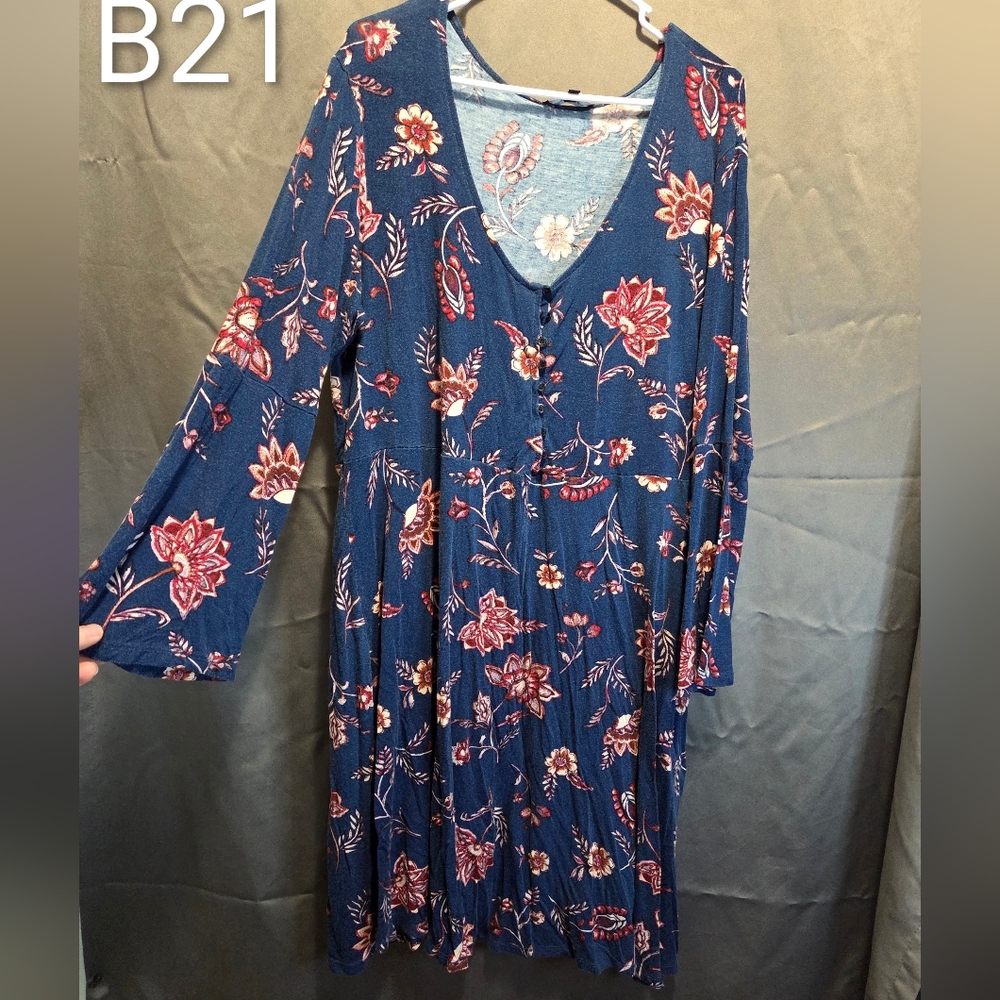 Chic Long Sleeve Floral Dress in Navy
